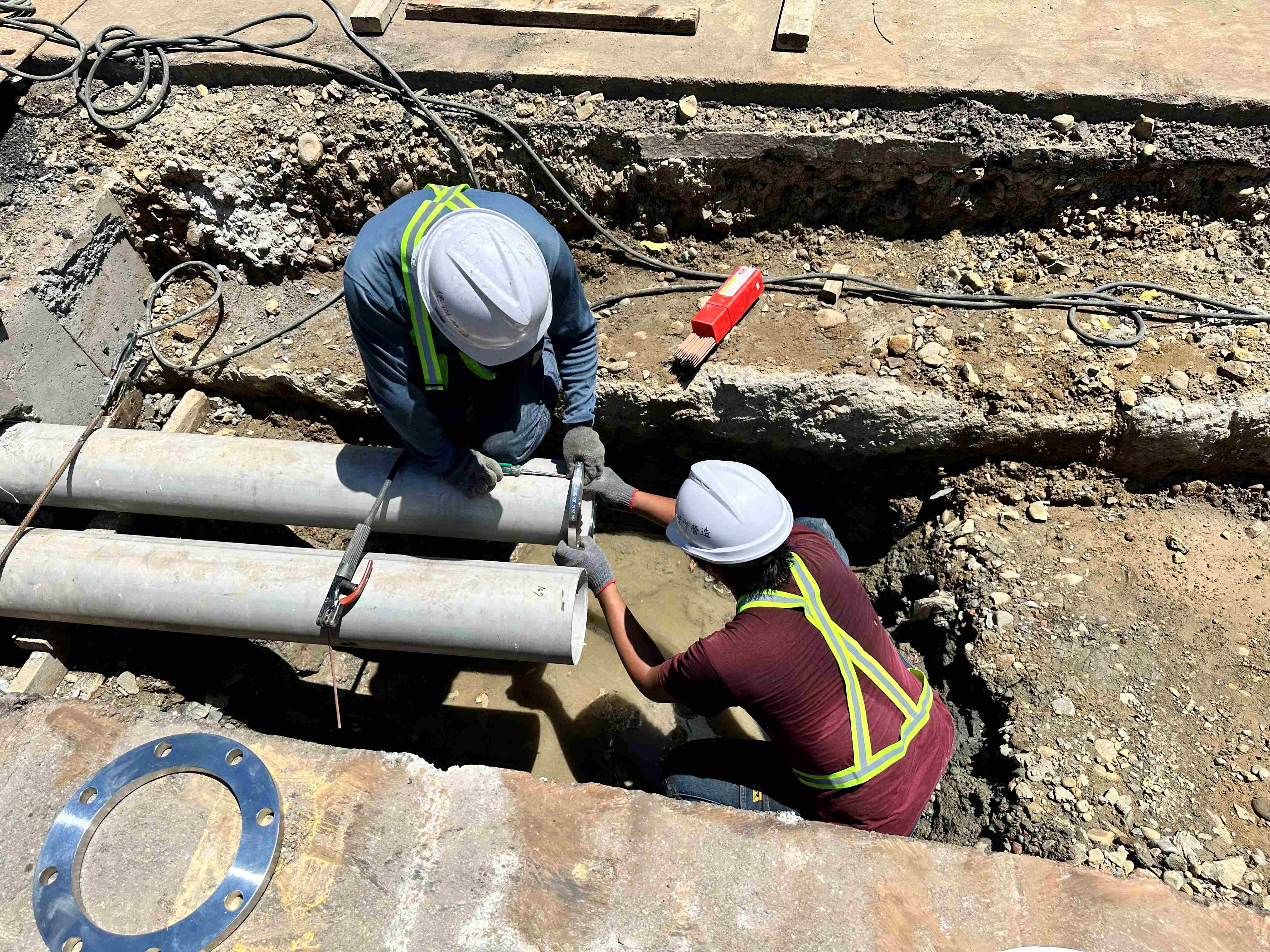  埋設2支直徑20公分的排水鋼管,減少景新街排水壓力